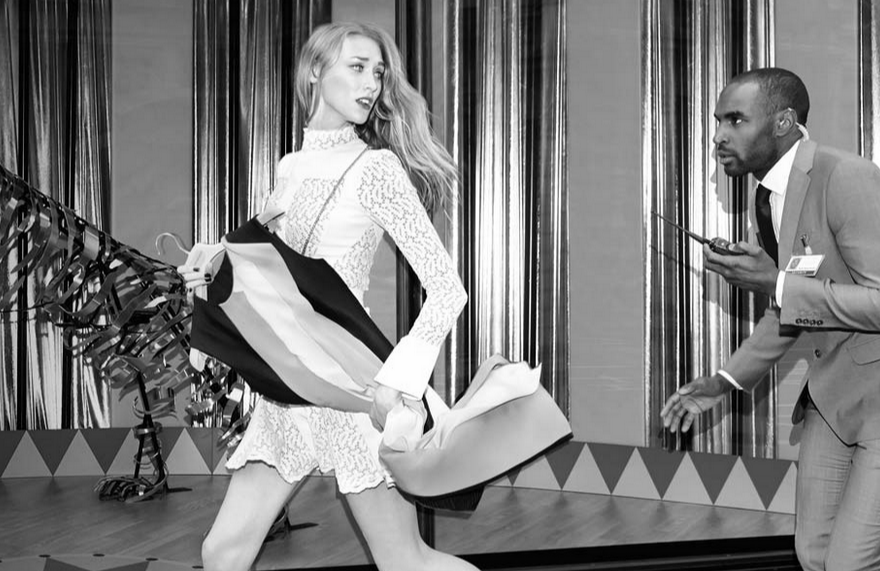 Anuncio con imágenes de ladrones que roban en tiendas Harvey Nichols