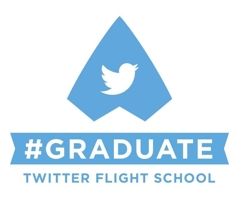 Nuestra encargada de ‪marketing‬ digital acaba de obtener la certificación de ‪Twitter‬ Flight School